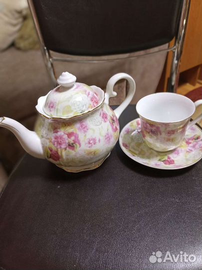 Большой чайник и 5 кружек с блюдцами