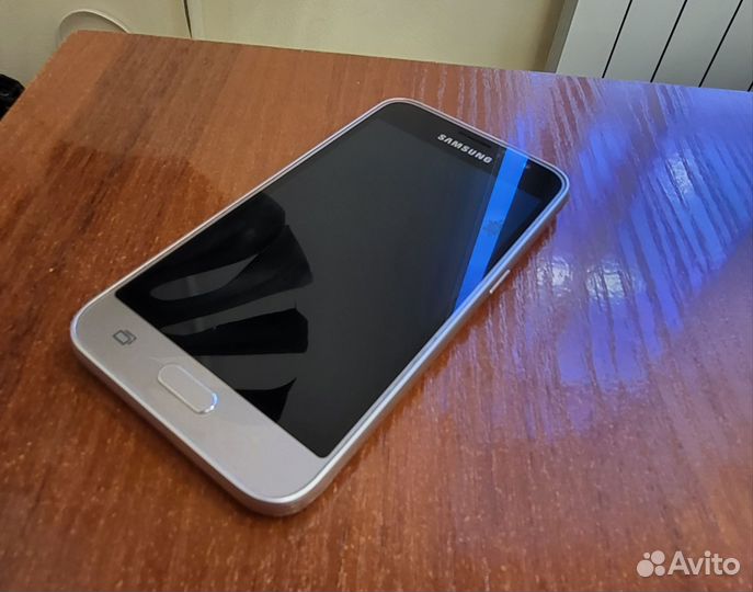 Телефон Samsung galaxyj1 2016