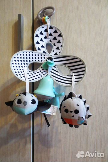 Развивающий коврик и подвесные игрушки Tiny Love