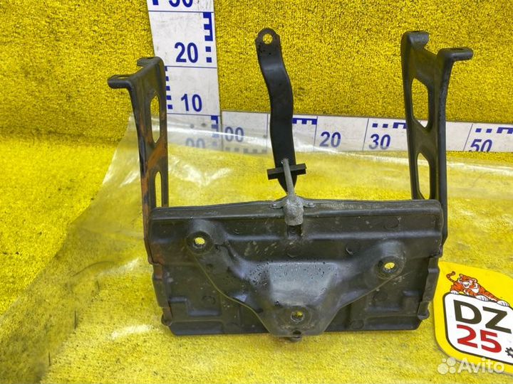 Крепление аккумулятора переднее Toyota Land