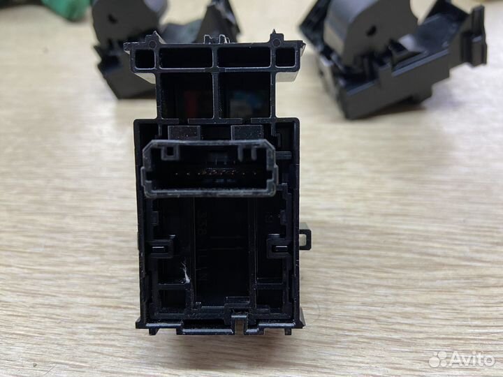 Кнопка стеклоподъемника Toyota Camry 75