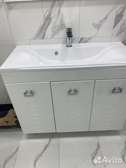 Зеркало и тумба для ванной