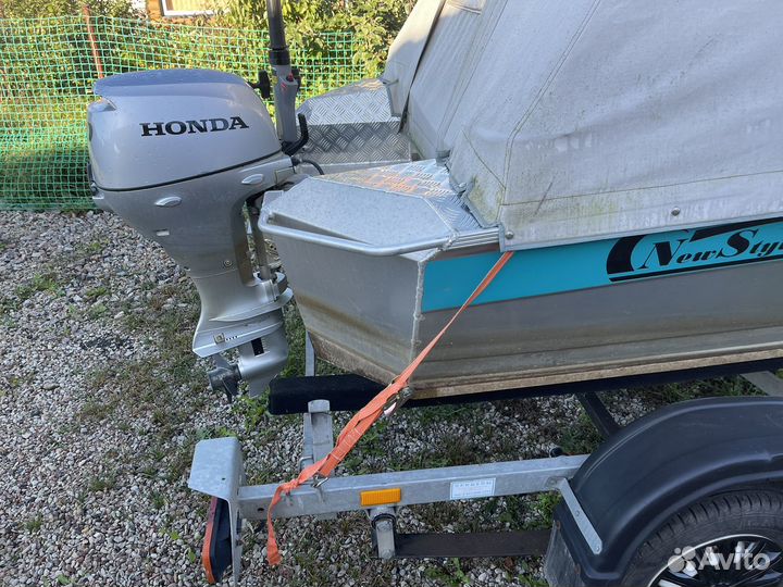 Продам моторную лодку