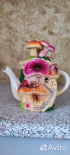 Заварочный чайник и сахарница