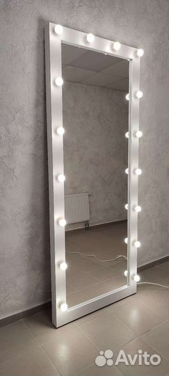 Гримерное зеркало с лампами