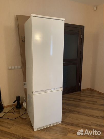 Холодильник бу встраиваемый Аристон