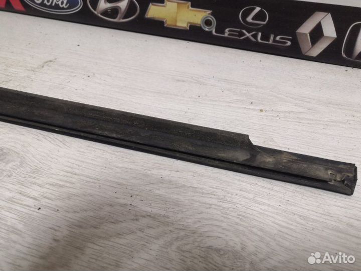 Молдинг стекла передний правый Chevrolet Lanos