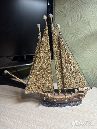 Фигурка кораблика