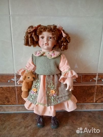 Кукла фарфоровая