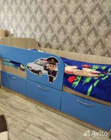 Детская кровать с бортиком