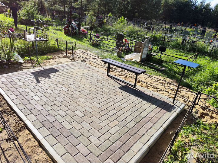 Укладка тротуарной плитки на кладбище