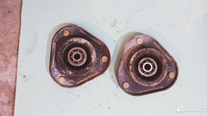 Опоры стоек на Тойоту corolla 120