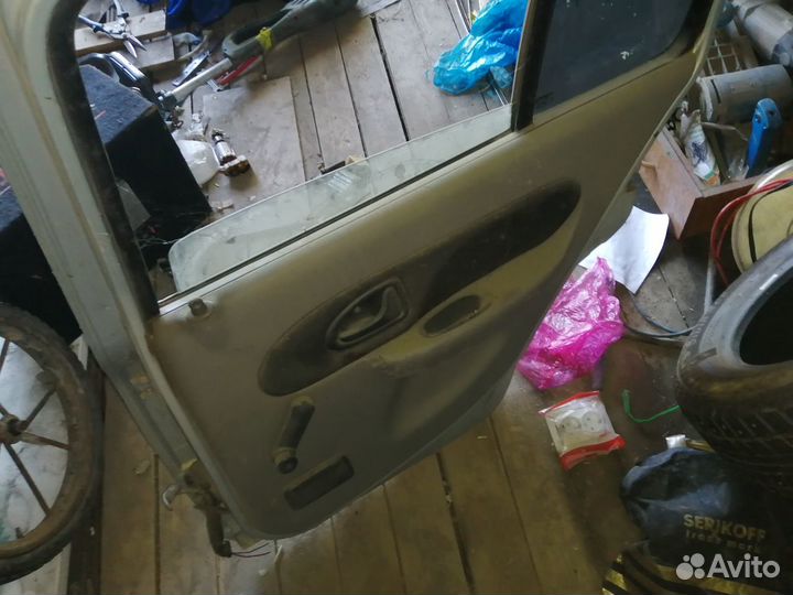 Задняя правая дверь рено символ
