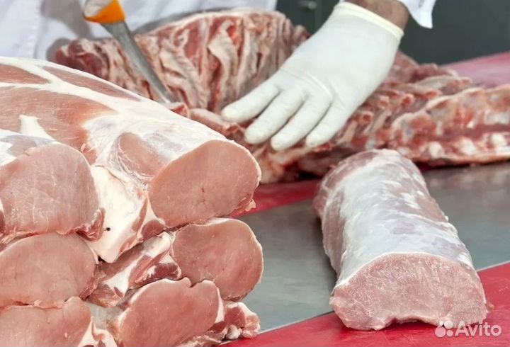 Рабочий на разделку мяса на мясокомбинат в Курске