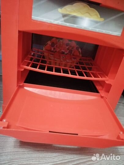 Детская кухня и холодильник