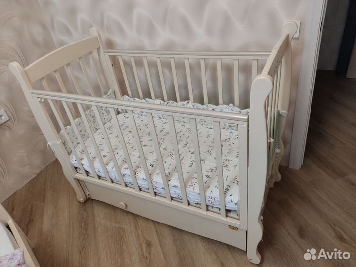 Детская кроватка с маятником и ящиком