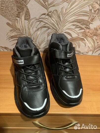 Кроссовки черные на меху (стелька 20,5)