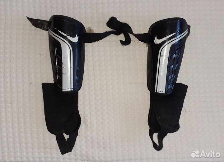 Футбольные бутсы, форма и защита на мальчика