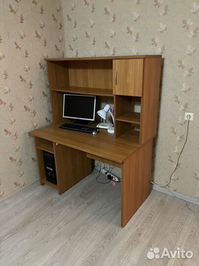 Компьютерный стол (письменный стол)