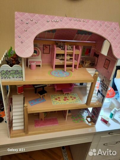 Кукольный домик с мебелью