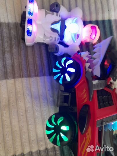 Игрушки пакетом самолет, машина-акула, робот