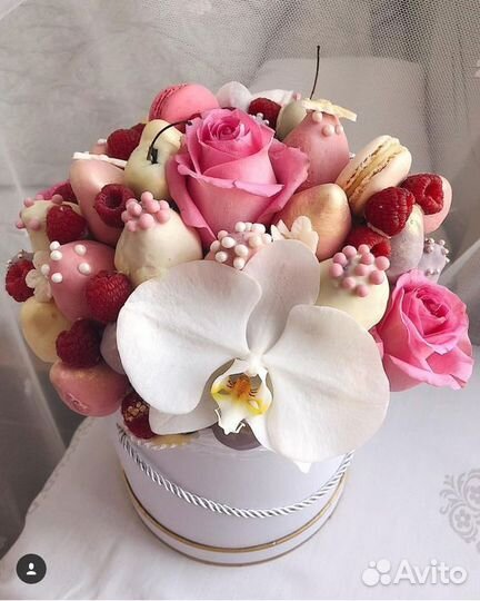 Букеты из цветов и клубники в шоколаде