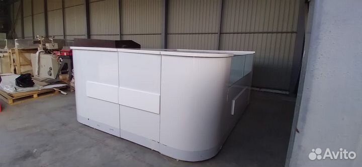 Торговая витрина/островок из лдсп белого цвета