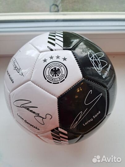 Мяч с автогрофами членов сборной Германии