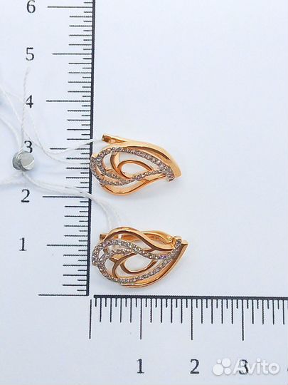 Золотые серьги с камнем