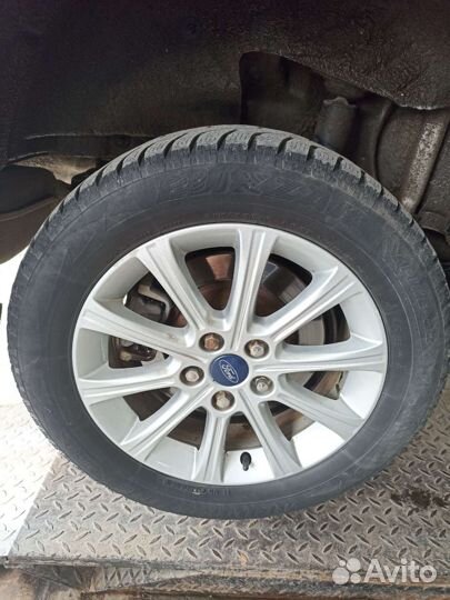 Bridgestone Blizzak Spike-02 215/55 R16