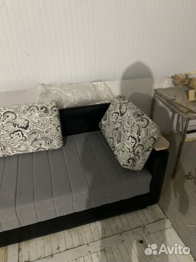 Диван раскладной с подлокотниками