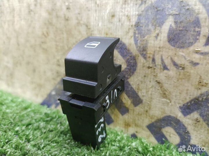 Кнопка стеклоподъемника задняя левая Volkswagen