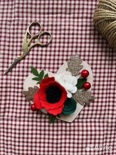 Панно на дереве с цветами из фетра