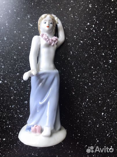 Статуэтка фарфор