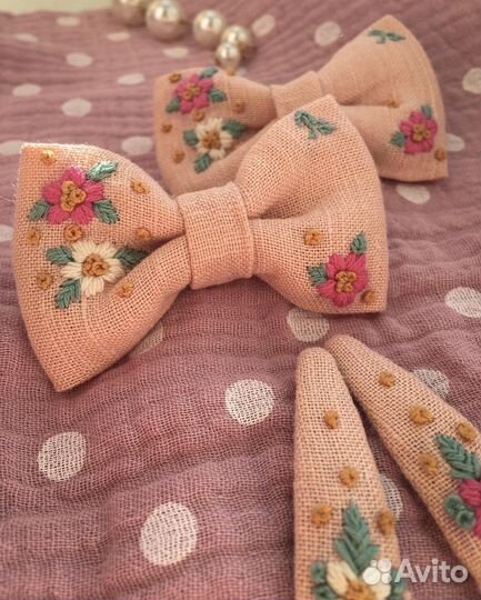 Бантики с вышивкой. Ручная работа