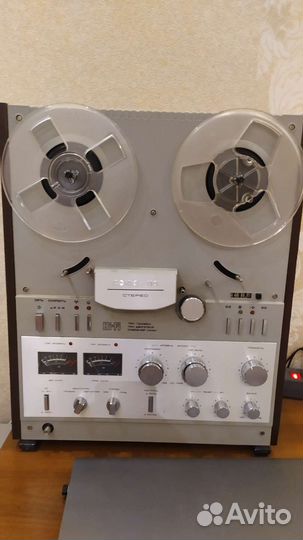 Катушечный магнитофон с колонками