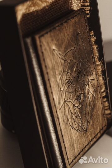 Обложка для документов из дерева и кожи