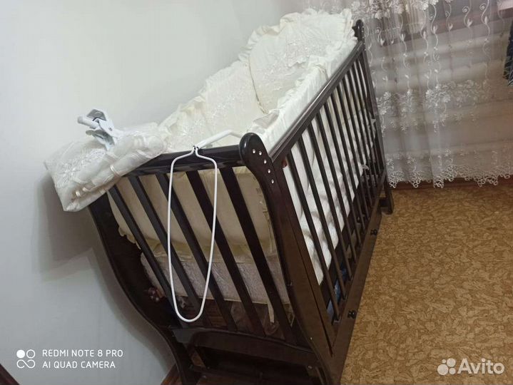 Детская кроватка с продольным маятником