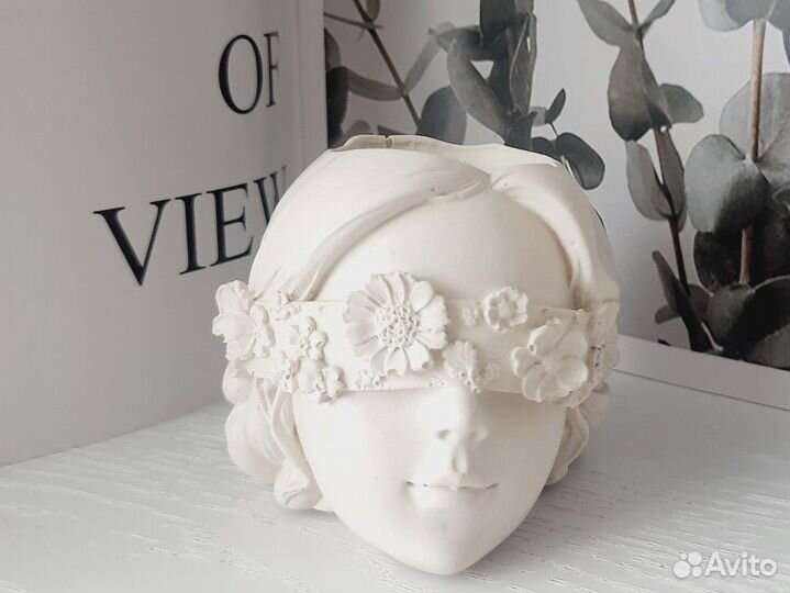 Гипсовое кашпо девушка