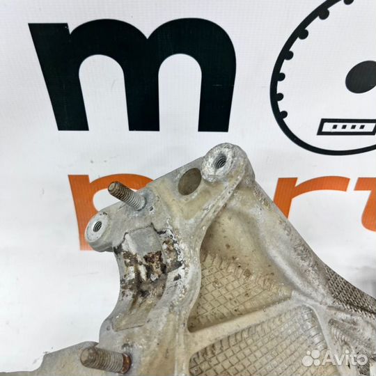 Кронштейн левый Audi A4 B9 2019