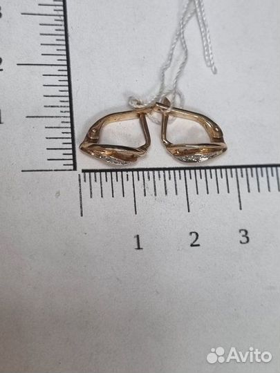 Золотые серьги с камнем