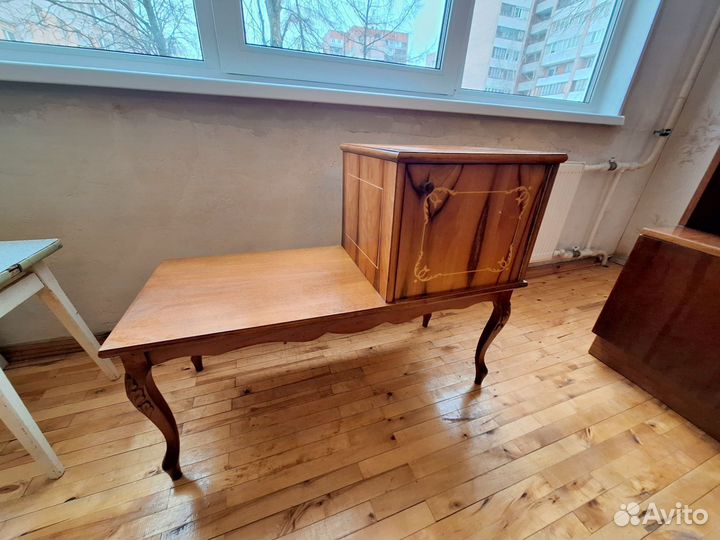 Банкетка винтажная для телефона