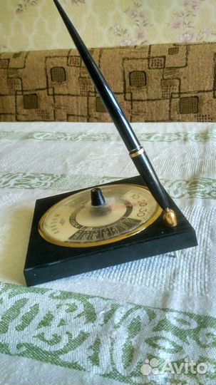 Письменный прибор с перьевой ручкой и календарём