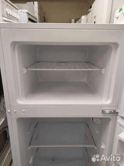 Холодильник Hi, 144см, бу 1 год