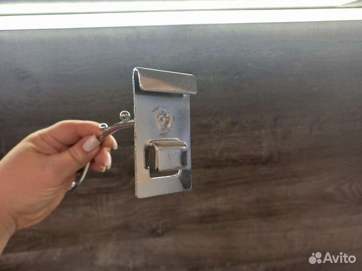 Крючок для витрины