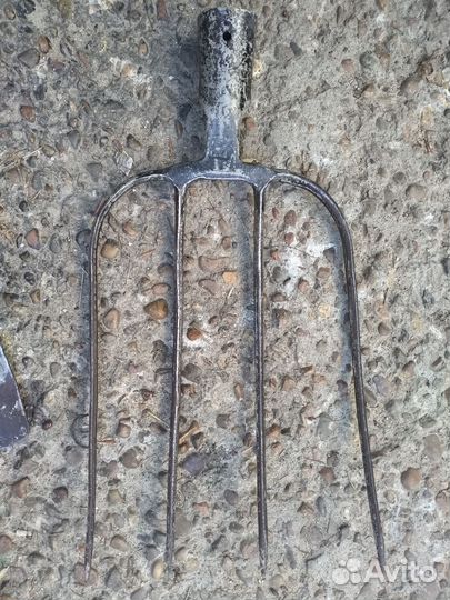 Вилы СССР и лопаты совковые