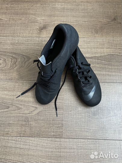 Футбольные кроссовки