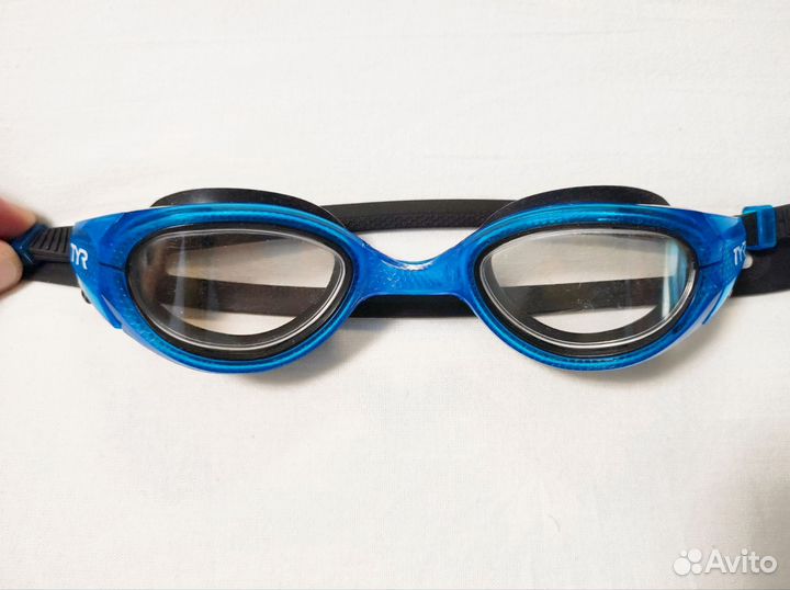 Очки и шапочки для плавания arena и tyr