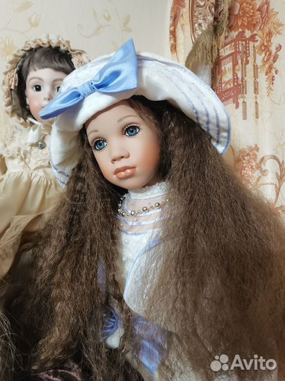 Коллекционная фарфоровая кукла