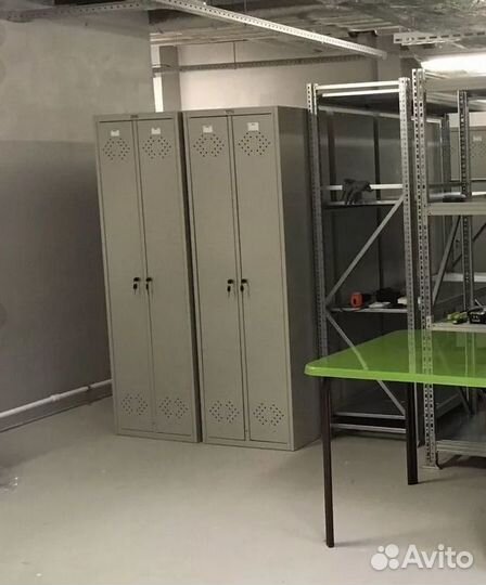 Металлический шкаф для раздевалки